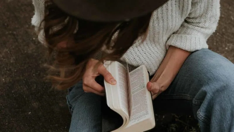 A lady reading her Bible