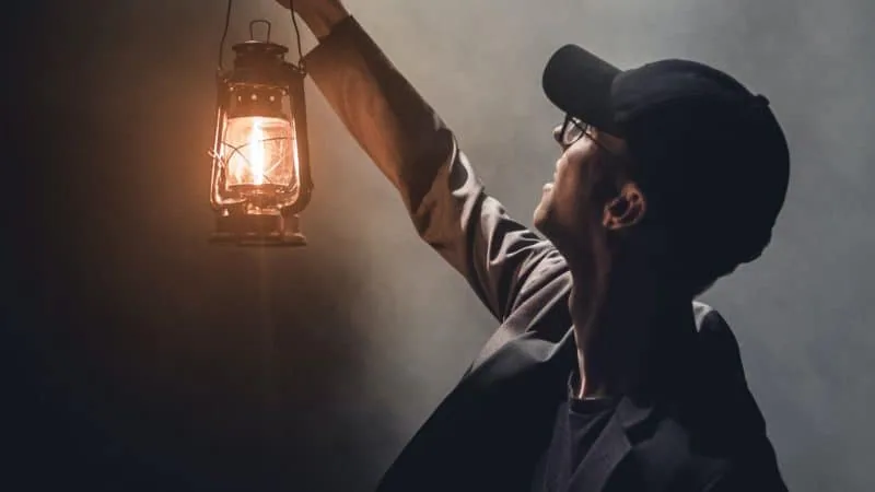 Man holding lamp