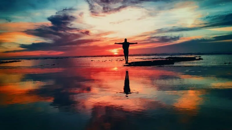 Man liftng hands to the sky