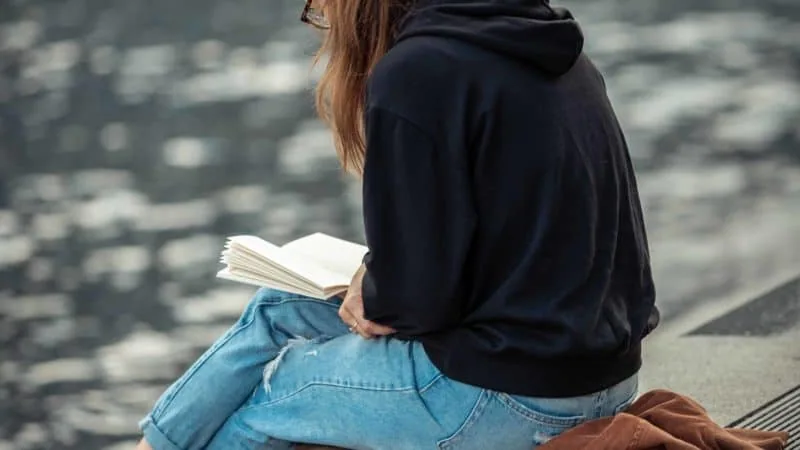 A lady reading her Bible