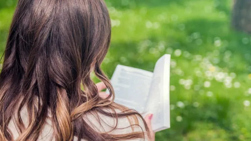 A lady reading her Bible